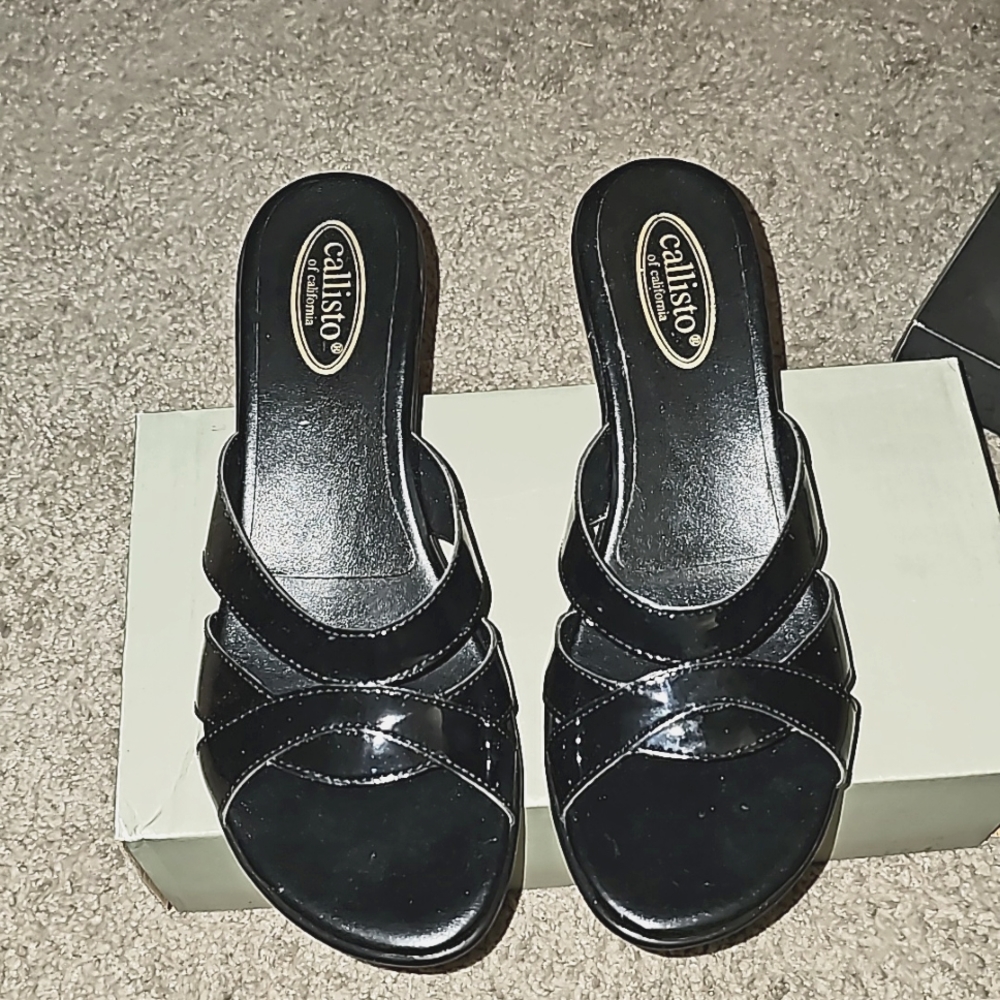 BRAND NEW SANDLES